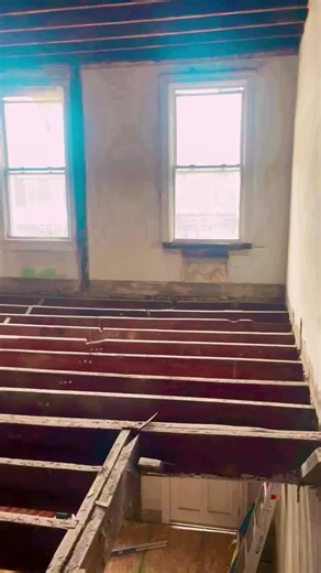 Solid foundations and a new roof: the bones of a great Fix & Flip! 🏗️🏠 In this update, I’m taking you inside the project to show you the heavy lifting. We are currently focusing on the structural integrity of the house and the complete renovation of the roof. It might not be the