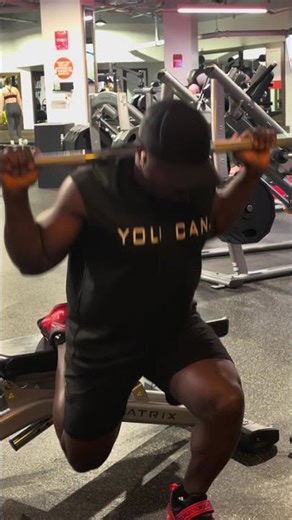 Bulgarian split squad with smith machine in two ways #motivation #stronga #thinkstrong #dominate