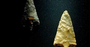 Préhistoire : les plus vieilles flèches d'Europe découvertes dans une grotte de la Drôme !