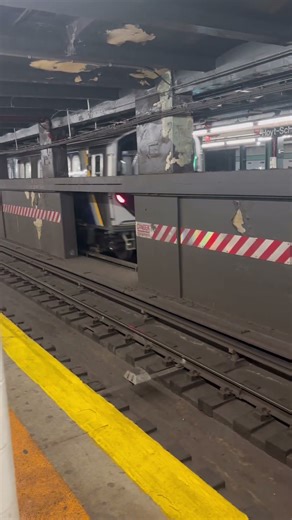 R211T and R211A (C) and (G) trains arrive at Hoyt