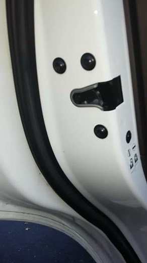How to put child locks on in an opel vauxhall mokka