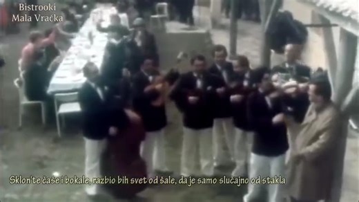 Svirajte mi "Jesen stiže, dunjo moja", polagano. . . Da mi ne bi koja reč promakla. . . Đorđe Balašević - "Svirajte mi "Jesen stiže, dunjo moja" Video i audio obrada: Bistrooki tim - Mala Vračka Video: scene iz TV filma "Celovečernji the Kid", audio: uživo izvođenje pesme #ĐorđeBalašević #SvirajteMiJesenStižeDunjoMoja #TekstPesme #Bistrooki #MalaVračka | Bistrooki