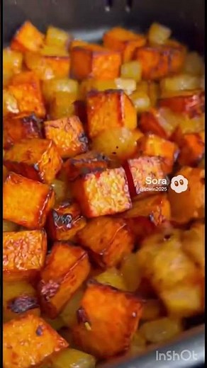 Roasted sweet potato, carrot & ginger soup 🥕🍠🫚Creamy, warming, and made lighter in the air fryer.