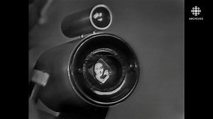 [TECHNO RÉTRO] Le vidéo téléphone tel qu'imaginé en 1957! Il s'agit à l'époque d'un prototype exposé au Musée du téléphone de Bell Canada, à Montréal. Source : Reportage, 21 janvier 1957 Journaliste : Jean Ducharme | Les Archives de Radio-Canada