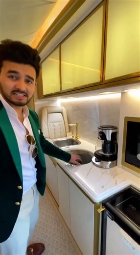 Delhi me pure gold wali luxury helicopter ka sabse royal entry! ✨🚁 #GoldHelicopter #luxurylifestyle