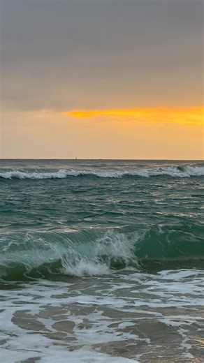 ruby eleanor ivers on Instagram: "Taken at 8am Sunday morning, the spring tide maxed out at a huge 2.1m washing away a lot of the sand, the full moon tonight being the culprit 🌝 Watch out for the drop if headed to the beach today 🏖️ #queensland #beachday #fullmoon #aussielife"