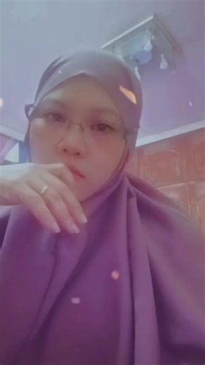 aku hanya wanita yg jauh dari kata sempurna ,wanita yg biasa tak luput dari salah dan dosa wanita biasa yg sedang berjuang mengharapakan ampunan dari sang pencipta , wanita biasa yg sedang berusaha memperbaiki diri dan bercita cita tinggi masuk kesurga walaupun diri ini masih jauh dari kata sholeha ,,,