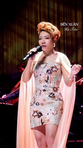 🌸 Bến Xuân 🎼 Sáng tác: nhạc sĩ Văn Cao 🎤 Musique de Salon & AIA Một khúc xuân rất cũ, rất quen — chỉ cần cất lên là thấy lòng mình chậm lại. “Bến Xuân” trong CD #ĐểEmMơ được giữ nguyên sự trong trẻo, dịu dàng, để xuân của hôm nay có thể trò chuyện cùng một mùa xuân rất xa. #DEEMMO #HaTran #DivaHaTran #hatrandaily #hatransinger | Ha Tran Singer