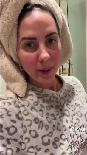 Graciele Lacerda aproveita que a Clarinha pegou no sono pesado para secar as suas madeixas