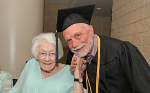 ¡Nunca es tarde! Hombre de 72 años se gradúa de la universidad en EU