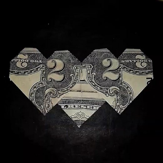 Corazón triple ❤️ con un billete de dólar