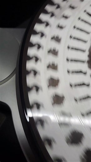 1.9K views · 11 reactions | Zoetrope Vinyl又稱為動畫膠，不止有得聽，當黑膠轉動時，還可以看到圖像移動，十分有趣！至於這是來自那一張專輯？給我一點時間，我細聽完再跟大家分享！ | Lee388 Hi Fi 發燒專頁 | Facebook