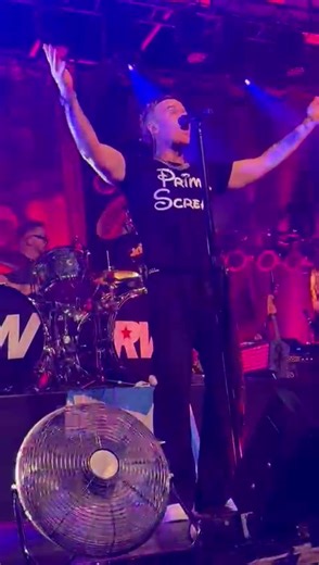 Robbie Williams Performs Morrissey in Glasgow