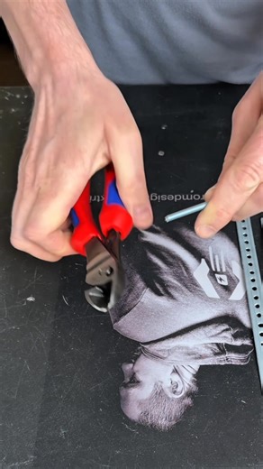 You're looking for a diagonal cutter with up to 39x manual force amplification? Then check out what @der_stromdesigner_elektriker is using: The high-performance diagonal cutter KNIPEX TwinForce® 73 72 180! This clever tool features a patented double-joint design that transfers and amplifies your hand force with maximum efficiency. Whether you're cutting screws, nails, fine copper wire, or even piano wire up to Ø 3 mm – this cutter makes slicing through metal effortless. A real advantage if you'r