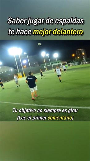 Playing with your back to the goal is understanding the role of the pivot ⚽ #football #futsal #so...