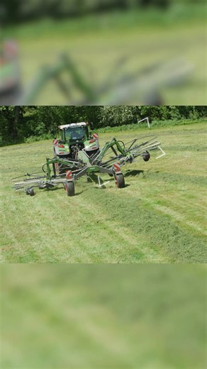 It's forage harvesting time again - with precise area cultivation thanks to Section Control. For the first time in the twin-rotor rake segment, drivers can use the ISOBUS Section Control function to detect areas that have already been worked and raise and lower the rotors fully automatically. This optimises forage harvesting for maximum yield and relieves the driver on long working days. That's green harvest technology with the Fendt factor! | Fendt