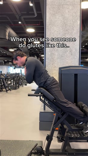 When you see someone doing glute extensions like this… with back pain… 👀 Set the pad a few centimeters below your hips. This will allow you to bend at the hips ✅ rather than bending at the back ❌ Arching the back at the top targets the lower back more (which is not a problem), but if you want to isolate the glutes and hamstrings, you need to maintain a neutral spine ✅ Pointing your feet slightly outwards will help you isolate the glutes even more ✅ Try this and let me know what you think!