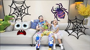 萌宝Paggy玩玩具做游戏时，发现了一只大蜘蛛。会发生什么有趣故事？