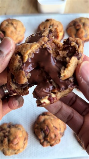 Des cookies réalisé avec mon pétrin halo de chez OONI recette 👇🏾 - 2 œufs -250g de beurre fondu -1 cuillère à café d’extrait de vanille -50g de sucre roux -40g de sucre blanc cristal -350g de farine tout usage -5g de bicarbonate alimentaire -5g de levure chimique -3g de sel -100g de noix de pécan -100g de chocolat blanc -100g de chocolat noir -100g de chocolat au lait -100g de praliné aux noix ou autre *Cuisson 190 degrés pendant 15 minutes dans un four électrique OONI ou *190 degrés chaleur t