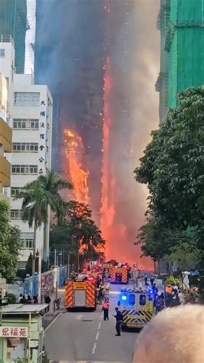 Vincent FireLife on Instagram: "🔥 Gros incendie à Hong Kong, voici ce qu’il s’est passé : Mercredi 26 novembre 2025, un incendie s’est déclaré en fin d’après-midi dans le complexe résidentiel Wang Fuk Court, situé dans le district de Tai Po, à Hong Kong. Le feu a pris sur des échafaudages en bambou entourant les bâtiments en rénovation. Très inflammable, cette structure extérieure a favorisé une propagation rapide des flammes d’un immeuble à l’autre. En quelques minutes, le sinistre s’est trans