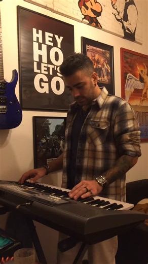 A volte bastano pochi accordi,poche note per trasmettere infinite emozioni,sensazioni…e poi quella voce,quell’indimenticabile voce! In the end- Linkin Park | Andrea Braghin