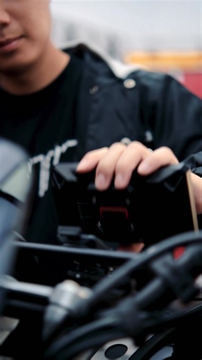 Meet the new CHIGEE AIO-6 LTE/MAX, your all-in-one smart riding companion. Its stunning 6-inch, 2,300-nit display stays clear in full sun, while IP69K protection shrugs off dust, rain, and high-pressure spray. Apple CarPlay, Android Auto, and the next-generation CG OS 2 keep every function at your fingertips. Choose an optional quick-release mount (standard or BMW) for one-click removal, and add the dash-cam module for smooth high-frame-rate recording and blind-spot detection. Unlock 4G for live