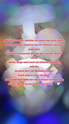 #Mit tiefer Trauer möchte ich etwas mit euch teilen. Mein geliebter Hund ist am 26. Februar von mir gegangen. Und auch wenn ich abends hier auf der Bühne stehe, spiele, singe und euch ein Lächeln schenken möchte, ist mein Herz im Moment schwer. Nach außen gebe ich alles – doch innerlich fehlt mir mein treuer Freund sehr. Dieser Abend ist auch ihm gewidmet. 🐾🤍#fyp