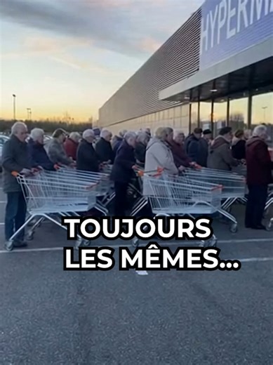 Clients Retraités Arrivés Tôt au Magasin