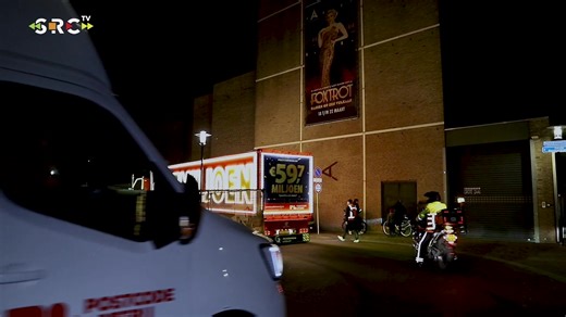 TIEL - De PostcodeKanjer is dit jaar in Tiel gevallen, dat werd donderdagmiddag bekend. ’s Avonds kwam de grote rode Postcode Loterij truck naar de fruitstad en maakte Winston Gerschtanowitz op SBS6 de volledige winnende postcode bekend: 4001 SG. Dit is de postcode van de Diderik Vijghstraat, gelegen in de Molukse wijk. Lees meer: www.src.fm/regionieuws/57322/postcodekanjer-valt-in-molukse-wijk-1-8-miljoen-per-winnend-lot | SRC - Streekomroep