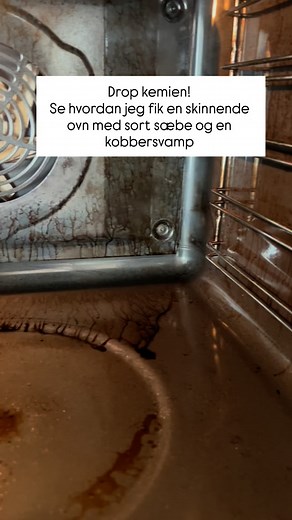 Jeg har netop haft kæmpe succes med at gøre ovnen ren ✨ – og helt uden skrap kemi! Sort sæbepasta på linolie sammen med en kobbersvamp, og kombinationen er virkelig effektiv 🌱 Sæben opløser det fedtede snavs, og kobbersvampen tager det brændte – uden at ridse. Resultatet blev en ovn, der skinner igen. Det er grønt, fordi du undgår de hårde kemikalier og i stedet vælger et naturligt produkt, der både er effektivt og bæredygtigt. Husk blot at skylle grundigt efter med varmt vand, så der ikke sidd