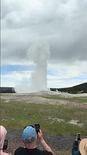 Old Faithful ERUPTS! 🌋 Nature’s Most Famous Geyser in Action!