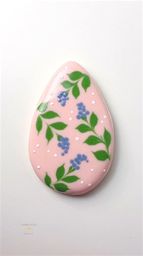 Honey & Lou Baking | Eileen on Instagram: "Happy Sunday 🌿🪻 Royal icing tutorial, tips and tricks, Easter egg, pascua, wet-on-wet, Spring pastel colors, green florals, pink purple flowers, decorated egg, sugar cookies, holiday art, seasonal treats, simple designs, beginner decorating class #weekendWOW #RoyalIcing #DecoratedCookies #CookieArt #easter #easteregg #easterFlorals #eastercookies #RoyalIcingTips #royalicingtricks #CreativeBaking #CookieDesign #HandDecorated #EdibleArt #C