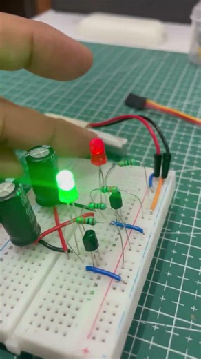 No Code, Just Genius! LED Blinking Using Only 2 Transistors 🔥#electronics #diy
