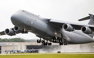 C-5M“超级银河”：美军现役最大战略运输机 最大起飞重量达418吨