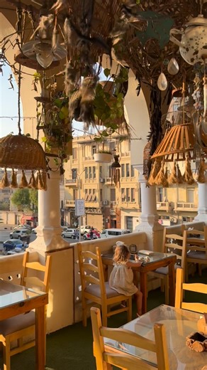 Charlotte Burgoyne | family travel planner on Instagram: "😱Et dire que je suis partie la boule au ventre… pour, au final, me retrouver… ✨A dormir dans le plus bel hôtel de ma vie, à faire un cours de poterie dans une oasis, apprendre à faire du pain dans le désert, et à faire surf des sables, à faire de la peinture, de la balançoire, et du pédalo au bord du nile. 🤩L’Egypte c’est le voyage qui m’a le plus surpris ces 10 dernières année. 😳Je ne m attendais pas à ce que ce pays soit autant kid f