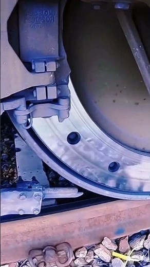 The Harmony electric locomotive experienced idling during startup, so it spread sand to accelerate!!