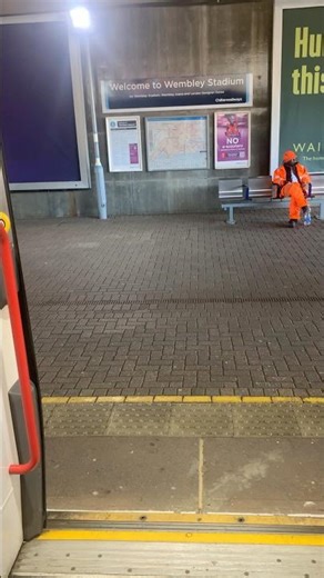 Chiltern railway class 165 doors closing