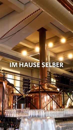 : Schon mal einen genauen Blick auf unsere Gläser geworfen? 🧐🍺 Viele von euch haben uns gefragt: ‚Warum steht da eigentlich Paulaner drauf?‘ 🤔 In diesem Video lüften wir das Geheimnis hinter der Partnerschaft! 🏰✨ Die Antwort ist eigentlich ganz logisch… hättet ihr es gewusst? 👇