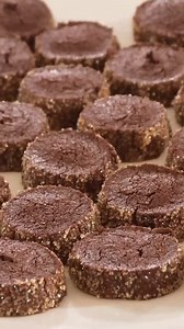 255K views · 1K reactions | Ces sablés au chocolat sont vraiment addictifs  Ingrédients : 130 g beurre mou 65 g sucre semoule 40 g cacao poudre 1 g fleur de sel écrasée 170 g farine T55 2 œufs entiers Quantité suffisante de sucre cassonade | Les Secrets de Muriel | Facebook