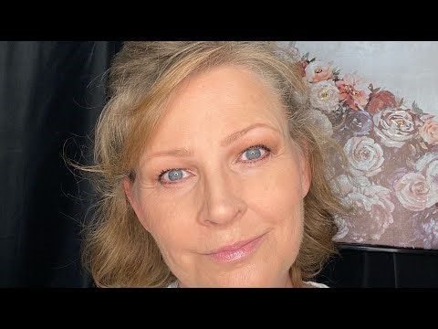 Using the Alamar Cosmetics Eyeshadow Palette