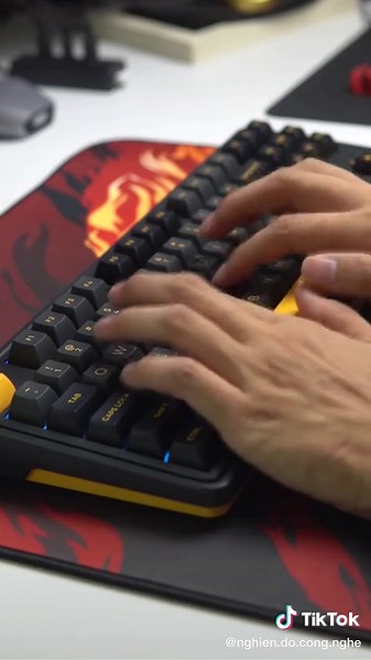 Exploring a Mechanical Keyboard with Yellow Keycaps