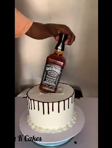 Decorate a Whiskey Cake with Vanilla and Chocolate Layers