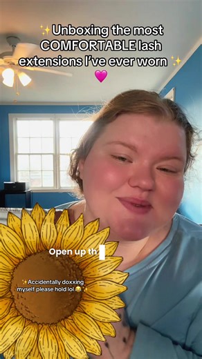 These are the MOST COMFORTABLE Lash extensions I’ve ever worn! And they took 5 minutes to apply. Thank you so much @Maxcomfi_official @MaxComfi Lashes I