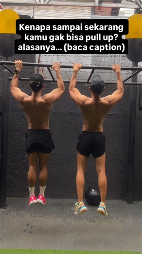 Reza Gilang Ramadhan on Instagram: "Kenapa kamu belum bisa pull-up? Bukan karena kamu lemah, tapi karena fondasinya belum siap. Pull-up itu bukan cuma soal tangan kuat. Dia minta kombinasi: • Grip strength (pegangan cepat capek? game over) • Aktivasi lat & core (bukan narik pakai bicep doang) • Scapular control (bahu harus bisa “narik dulu”) • Bodyweight management (semakin berat, semakin besar tuntutannya) • Progression yang benar (latihan asal = stuck) Kalau langsung maksa pull-up tanpa ngeban