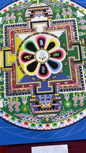 ✨ Scopri la millenaria tradizione su come costruire un mandala di sabbia con un corso unico che unisce insegnamento e pratica artistica 🌸 Sotto la guida del Geshe Lhundup Sherab e con Elisa Macci, esplorerai il profondo significato spirituale di questa straordinaria pratica nel Buddhismo tibetano, imparando a realizzarlo con precisione e consapevolezza. 🌀 I mandala non sono solo opere d’arte, rappresentano una mappa simbolica e uno strumento di meditazione e trasformazione interiore. Durante i
