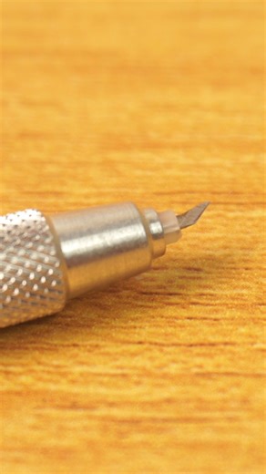 Mastering how to change blade for K4 swivel craft knife is the key to maintaining that buttery smooth rotation on your curves! 🌀✨ If your cuts are dragging or the 360° motion feels stuck, it’s time for a refresh. The K4 is unique because the blade rotates on a ball bearing, so keeping the housing clean and the blade sharp is crucial for performance on vinyl and paper. Here is the step-by-step guide to doing it safely: 1️⃣ Unlock: Hold the handle firmly and twist the textured collar away from yo