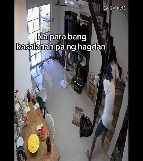 Hindi pa nga tapos sa isang kamay. Yung isa naman!! #fall #stairs #fallmeme