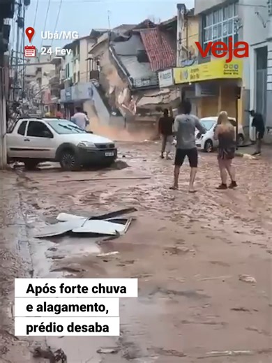 Um prédio desabou após a forte chuva que atingiu a cidade de Ubá, na Zona da Mata Mineira, na segunda-feira, 23 de fevereiro. As autoridades confirmaram seis mortes em razão das enchentes e deslizamentos de terra. Outras duas pessoas ainda estão desaparecidas. O número de desabrigados e desalojados ainda não foi confirmado. Acompanhe as notícias no site de #VEJA. Link na bio. #Brasil #MinasGerais #Ubá