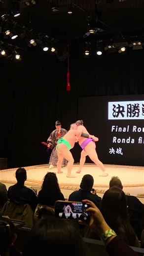 Sumo show Matsu vs Kiku #Osaka #final #sumo