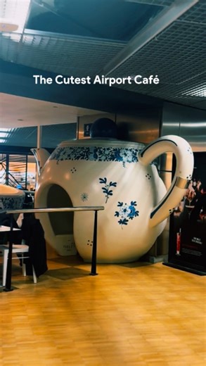 Step inside a piece of Dutch history 🇳🇱 Delft Blue pottery has been around since the 1600s, inspired by Chinese porcelain but perfected in the Netherlands. The intricate blue-and-white designs became a symbol of Dutch craftsmanship, found in everything from royal collections to local markets. And now, there’s a café at @schiphol Airport that brings it to life. Every chair, table, and wall is covered in those signature patterns, making it feel like you’re sipping coffee inside a giant Delftware